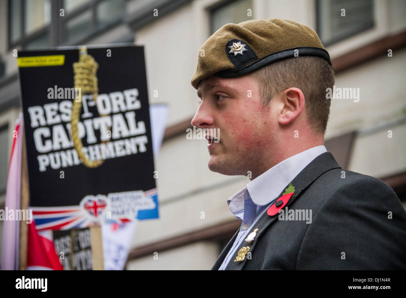 Anciens combattants et soldats en service dans la foule stand pour montrer mon soutien pour soldat tué Lee Rigby hors cour Old Bailey à Lon Banque D'Images