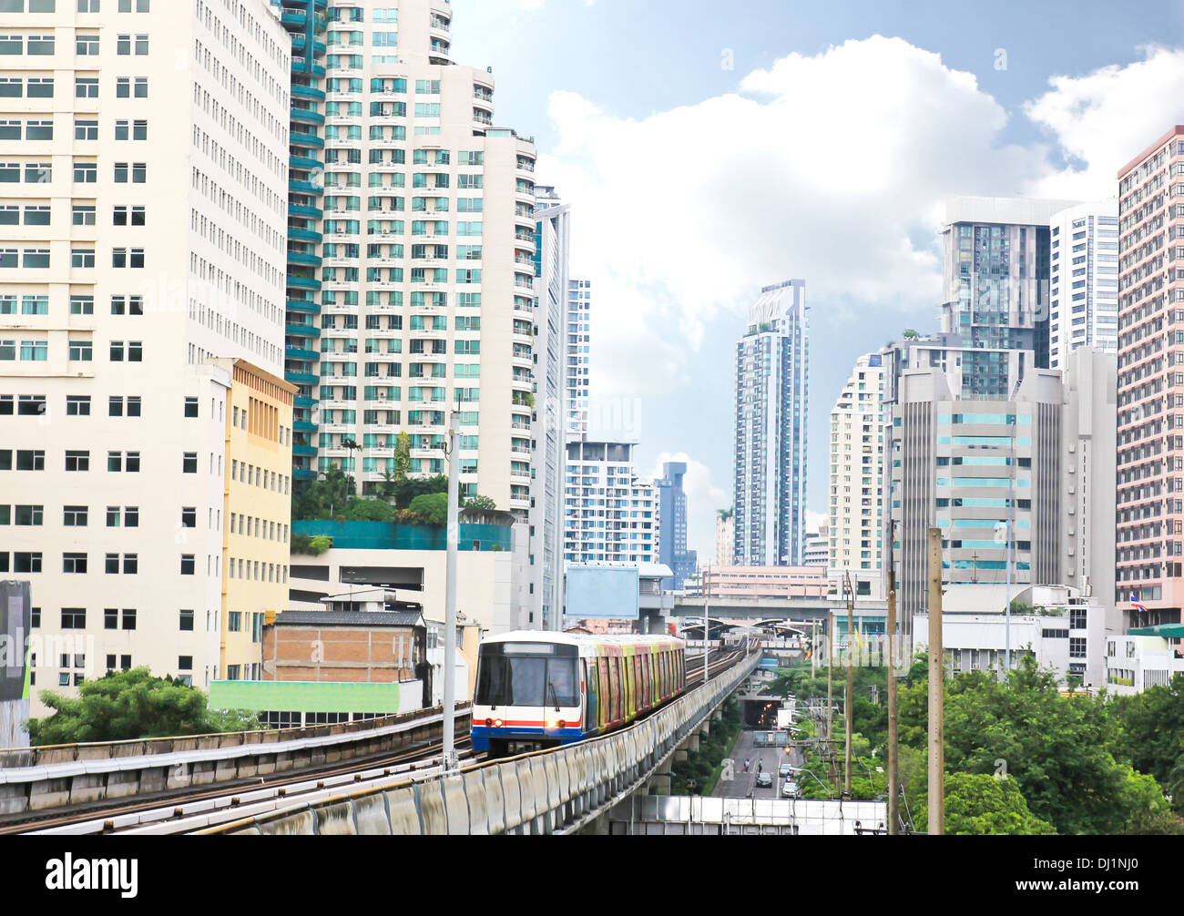 Sky train railway à Bangkok avec bâtiment d'entreprise Banque D'Images
