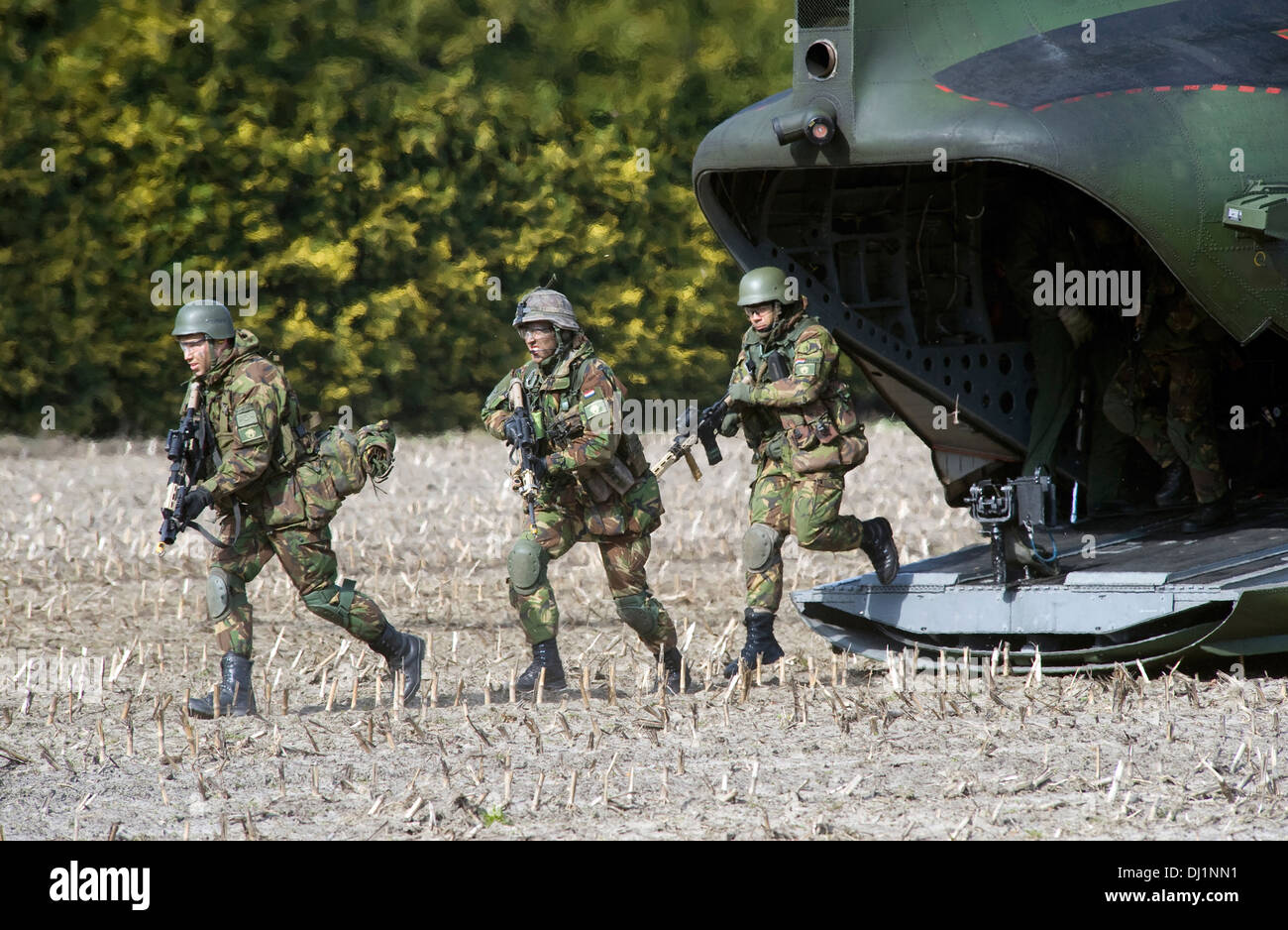 Juste des soldats a baissé de un hélicoptère Chinook au cours d'une formation des forces spéciales de l'armée néerlandaise Banque D'Images