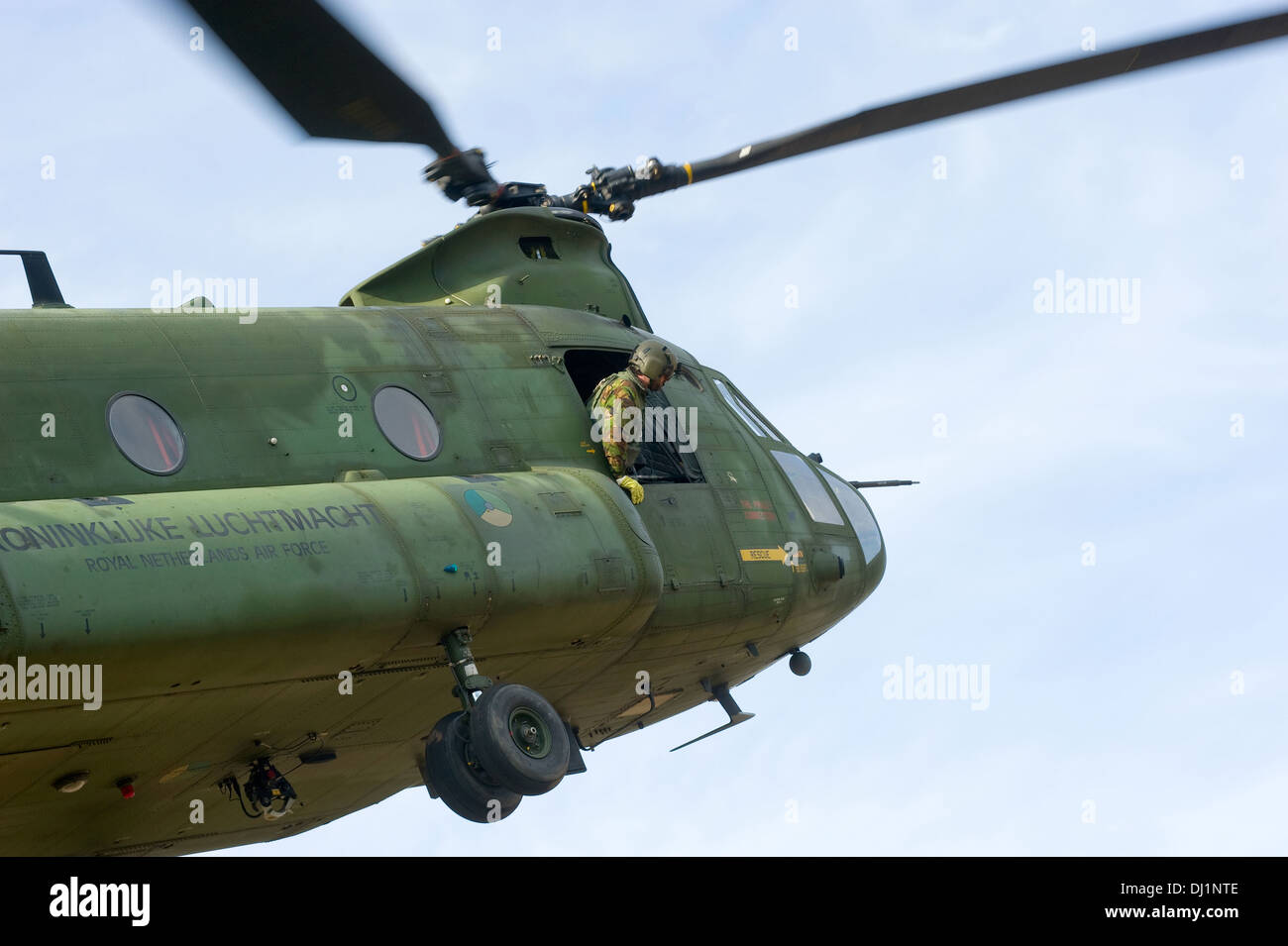Un hélicoptère Chinook de l'armée de l'air néerlandaise juste pris quelques soldats et juste a décollé Banque D'Images