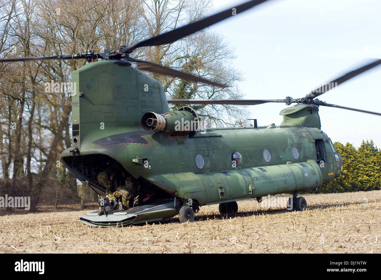 Un hélicoptère Chinook de l'armée de l'air néerlandaise juste pris quelques soldats et est juste prêt à décoller Banque D'Images