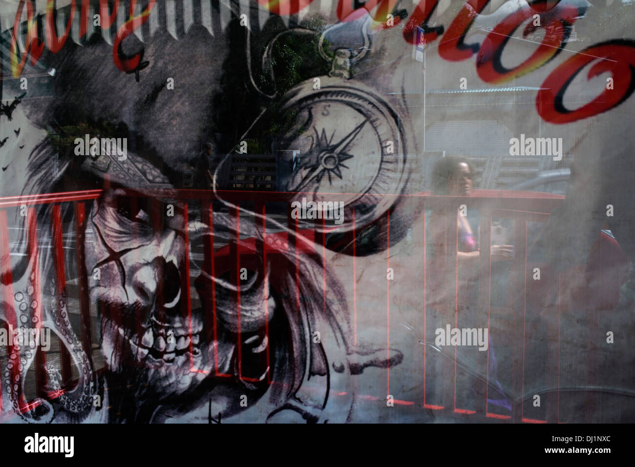 Jacky Tattoo (salon de tatouage à St.Leu). Pirate de l'île de la réunion est présent dans tous les coins. Banque D'Images