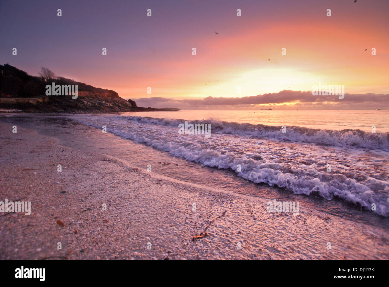 Une image de l'aube sur la plage de Swanpool ; mer hight, édité. Banque D'Images