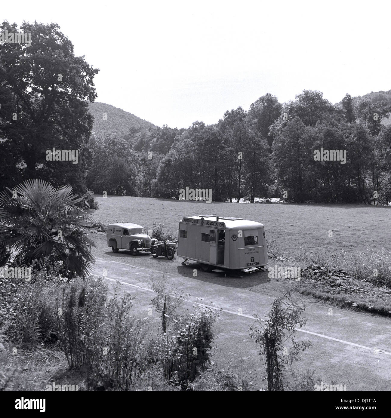 Tableau historique, 1950 d'un bureau mobile route AA. L'Automobile Association, une association automobile britannique mis en place,1905 Banque D'Images