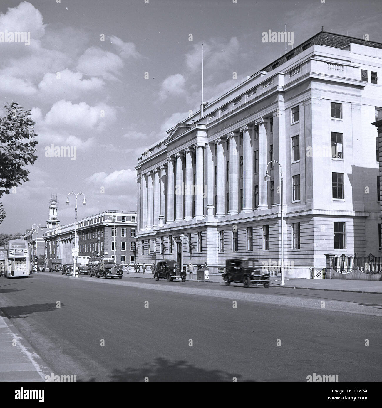 Tableau historique, 1950 montrant le trafic passant passer le grand extérieur de la Wellcome Building sur Euston Road, Londres, Angleterre. Banque D'Images