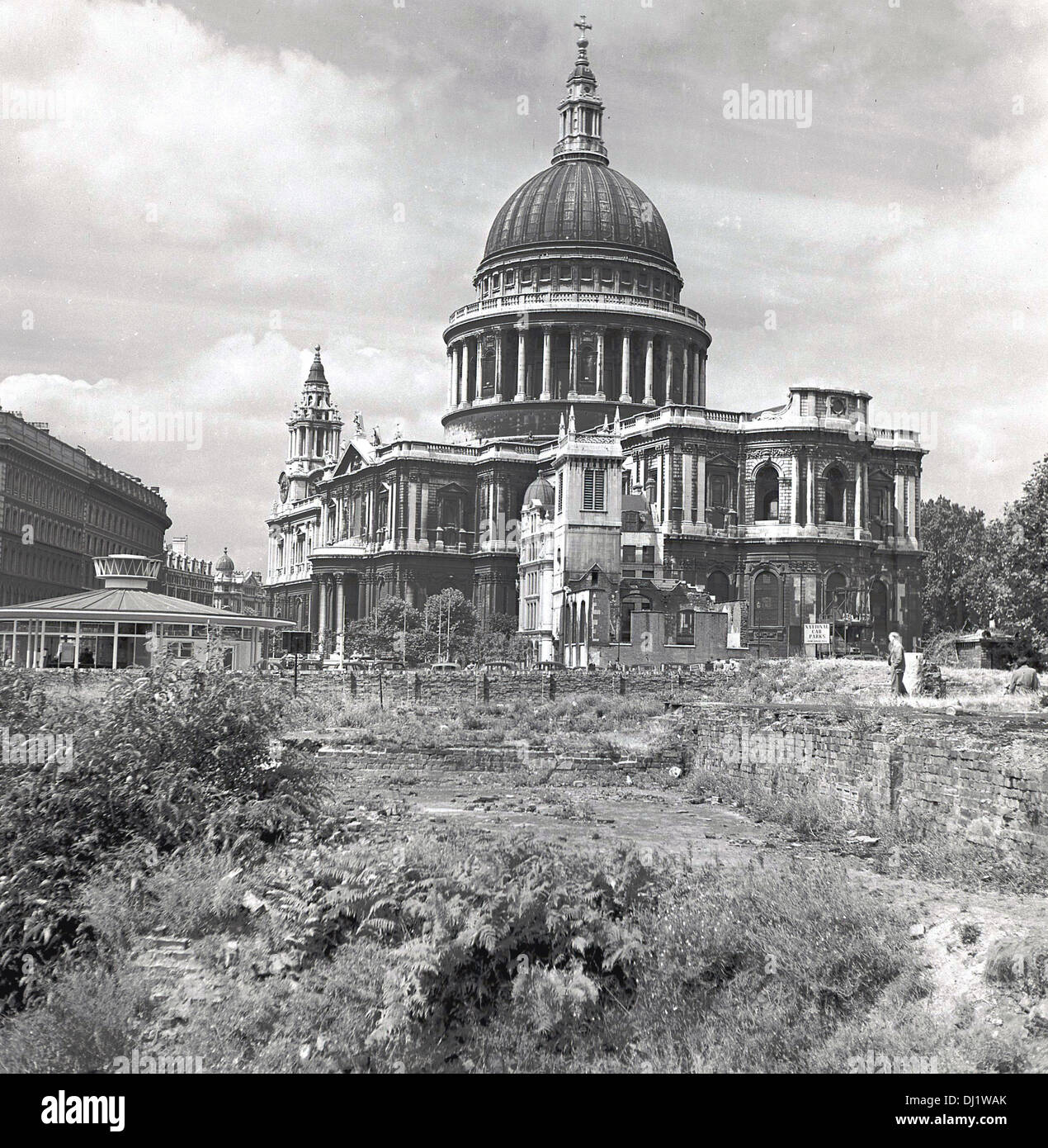 Tableau historique, 1950 de l'extérieur de la Cathédrale St Paul de Londres, montrant une zone de sol endommagé à la bombe à côté de lui. Banque D'Images