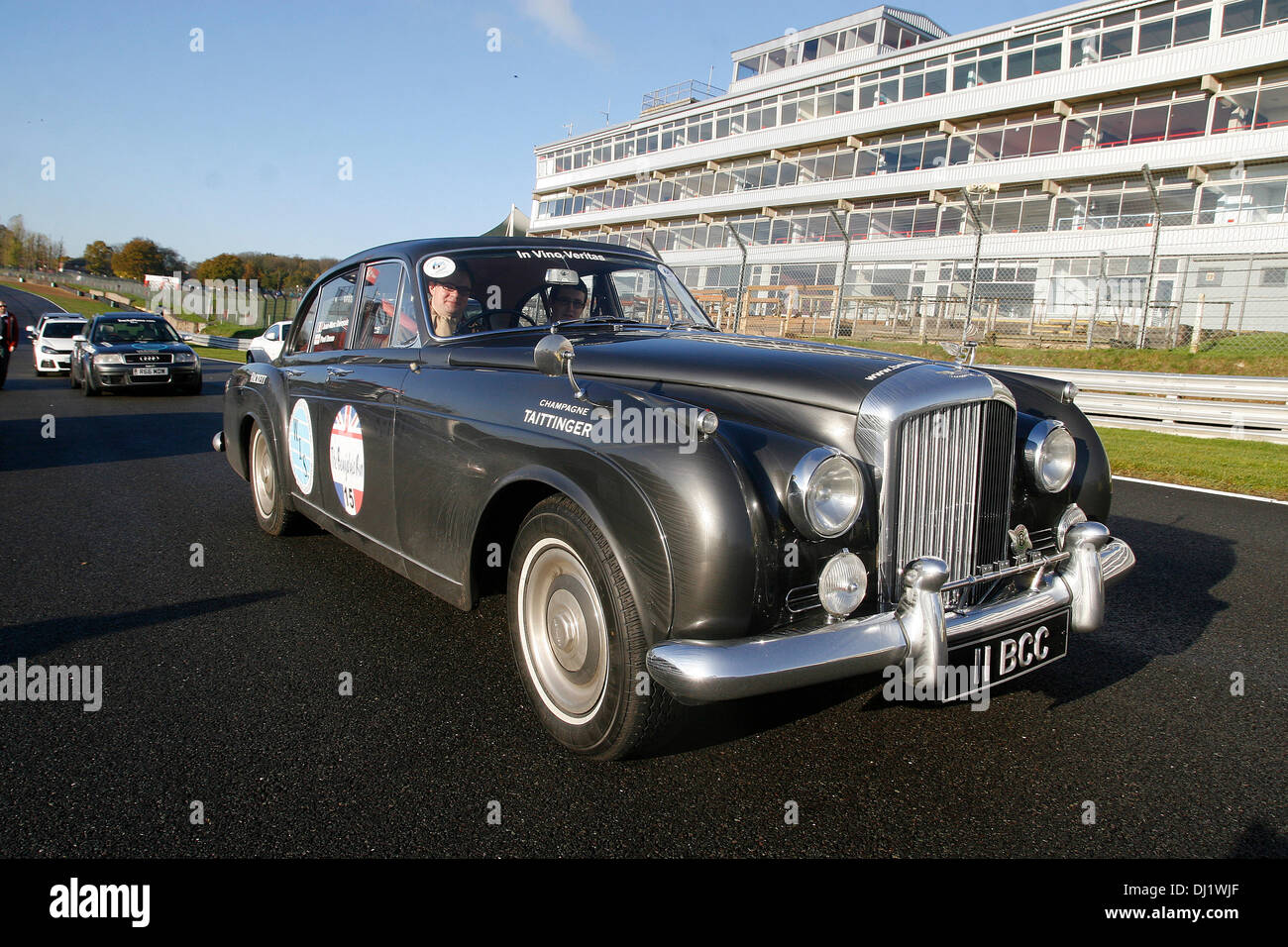 Brands Hatch, Kent, UK. 19 novembre 2013. Ensembles de Bentley pour le Beaujolais Run de Brands Hatch a commencé par John Surtees et Jonathan Palmer 15.11.2013 Crédit : Theodore liasi/Alamy Live News Banque D'Images