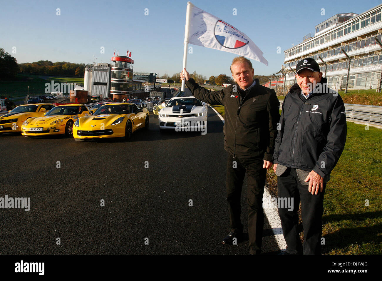 Brands Hatch, Kent, UK. 19 novembre 2013. Le Beaujolais Run - soutenir la Fondation Henry Surtees - déclenche de Brands Hatch a commencé par John Surtees (79) et Jonathan Palmer (57) dirigé par le nouveau Cherolet SS 15.11.2013 Crédit : Theodore liasi/Alamy Live News Banque D'Images