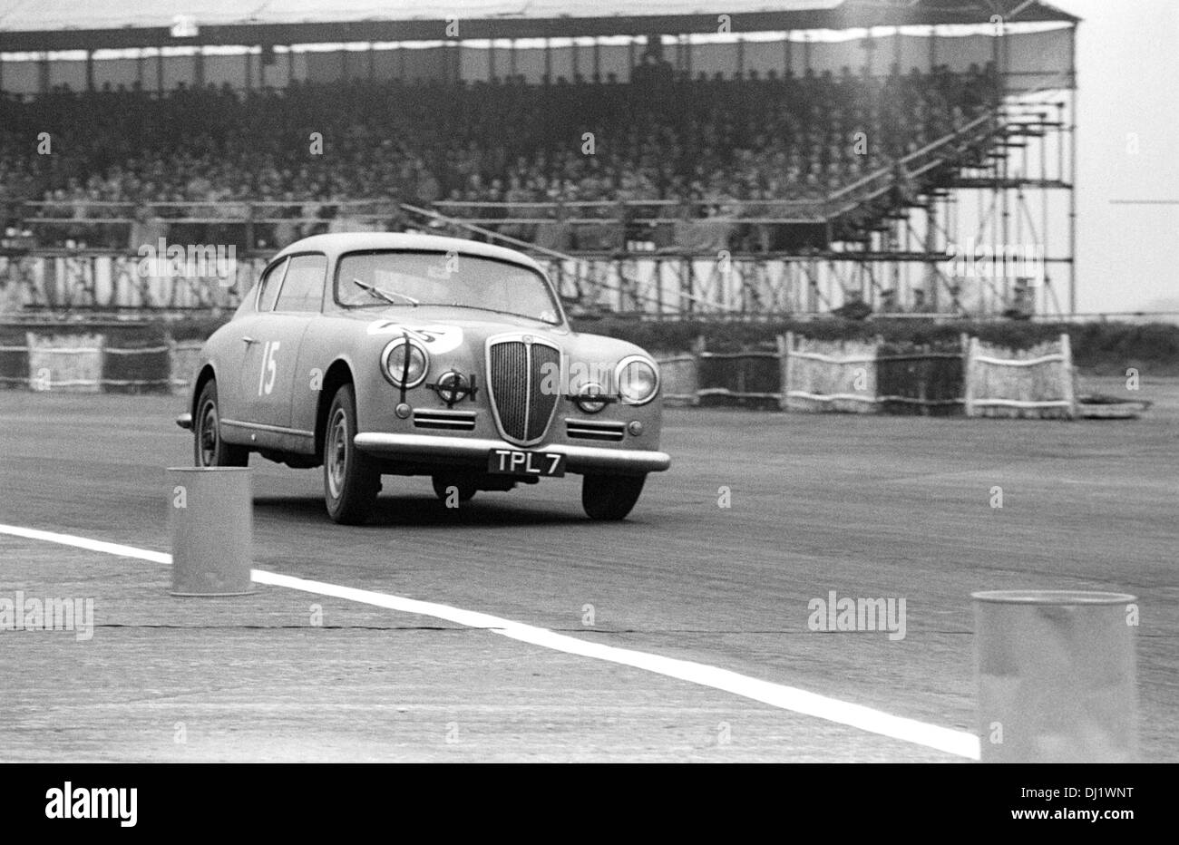 Tony Crook dans la Lancia Aurelia dans la course de voitures de tourisme. Trophée International meeting, Silverstone, Angleterre 1954. Banque D'Images