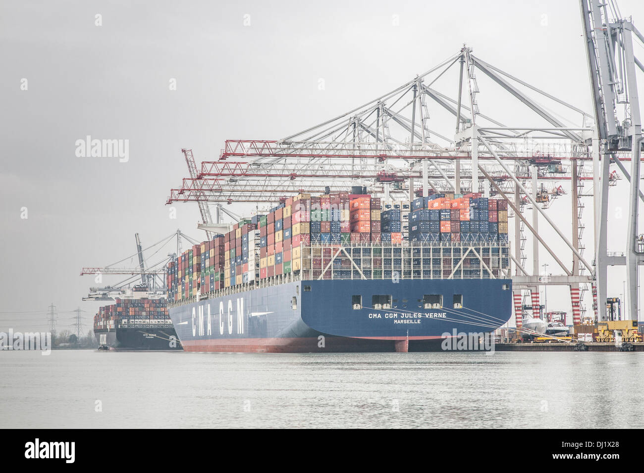 CMA CGM conteneurs Jules Verne, dans le port de Southampton, UK Photo Stock  - Alamy