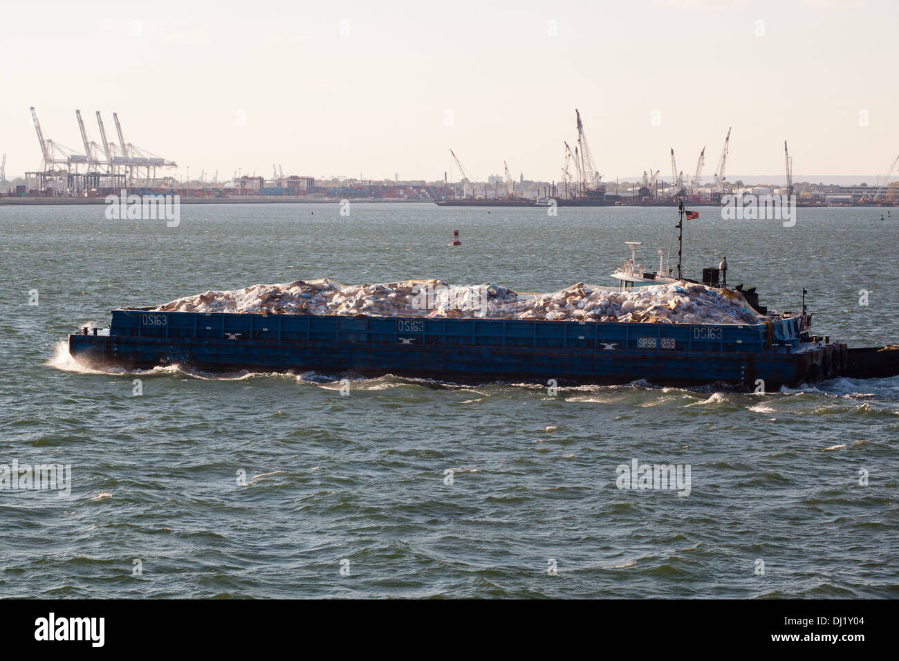 Tug boat déménagement une barge remplie de détritus, Hudson River, New York, États-Unis d'Amérique. Banque D'Images