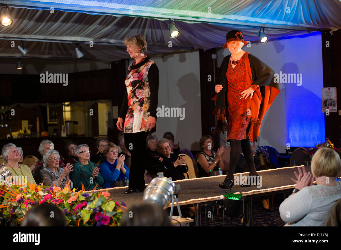 Un organisme de bienfaisance automne catwalk fashion show par des membres adultes de l'Institut de la femme, le Pays de Galles UK WIFI Banque D'Images