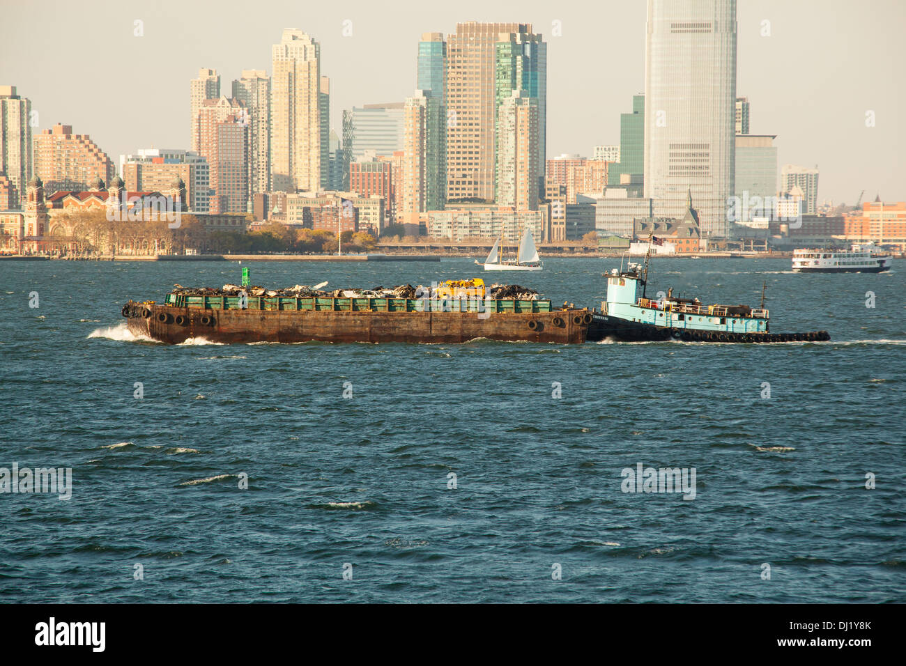 Tug boat déménagement une barge remplie de détritus, Hudson River, New York, États-Unis d'Amérique. Banque D'Images