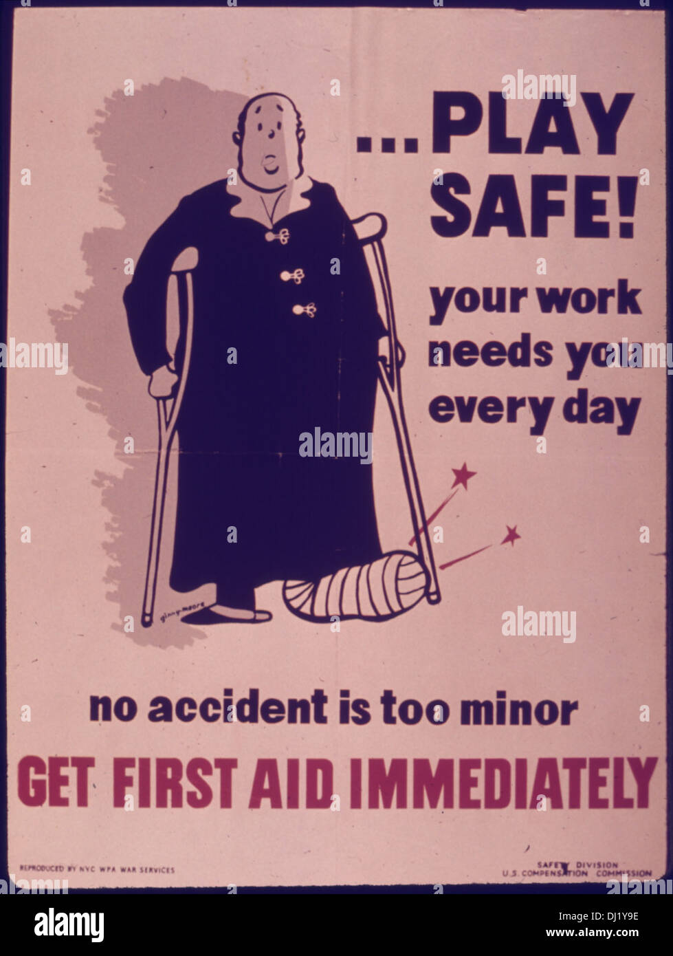 Cette affiche de propagande datant de la seconde Guerre mondiale souligne l'importance de la sécurité sur le lieu de travail, exhortant les travailleurs à éviter les accidents et à demander immédiatement les premiers soins en cas de blessure. Il soutient la nécessité d'une main-d'œuvre en bonne santé en temps de guerre. Banque D'Images