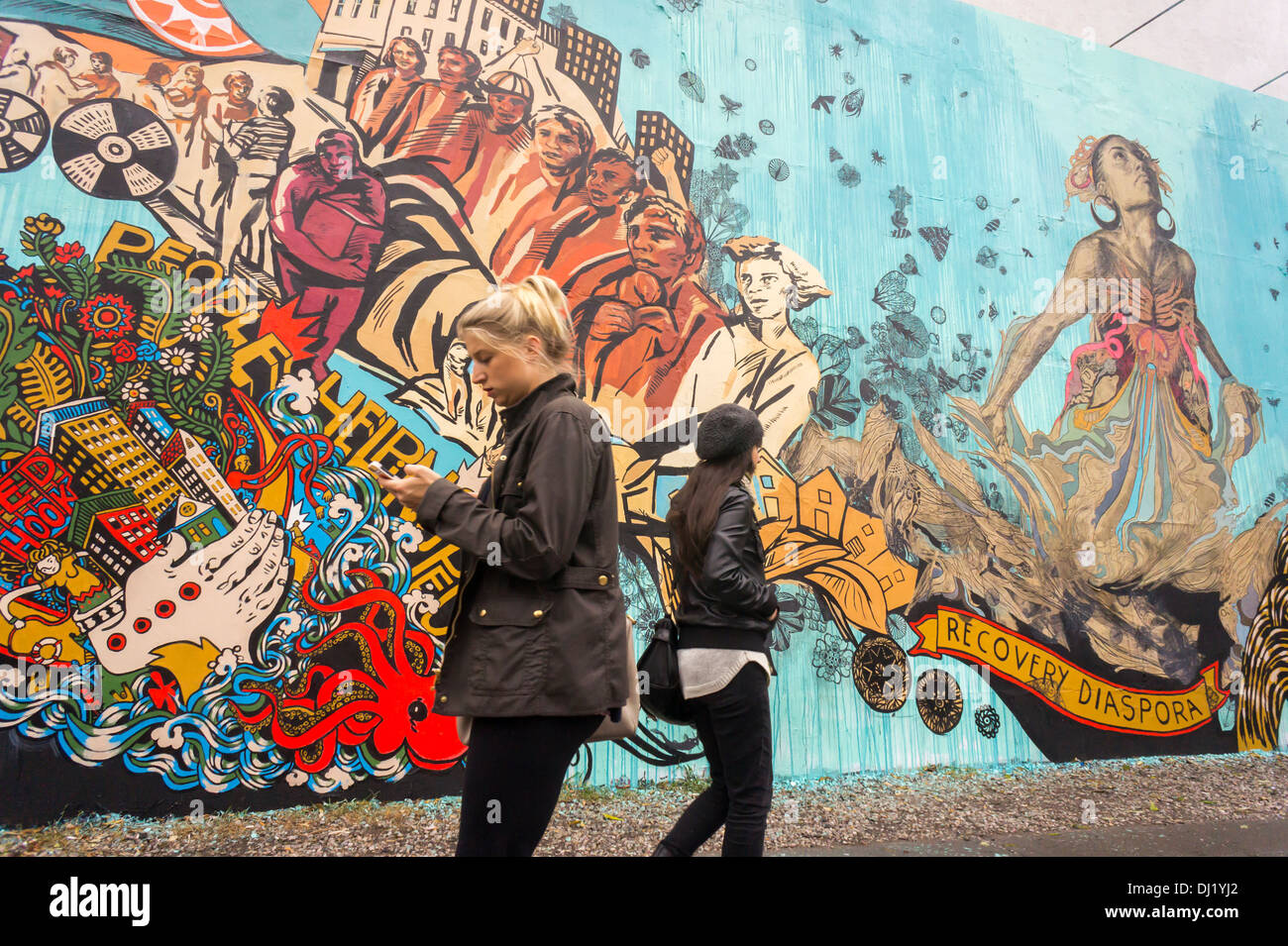 Une murale de l'artiste Swoon (Nouvelle-Calédonie) est vu Curry de danse à l'angle de Bowery et de Houston Street à New York Banque D'Images