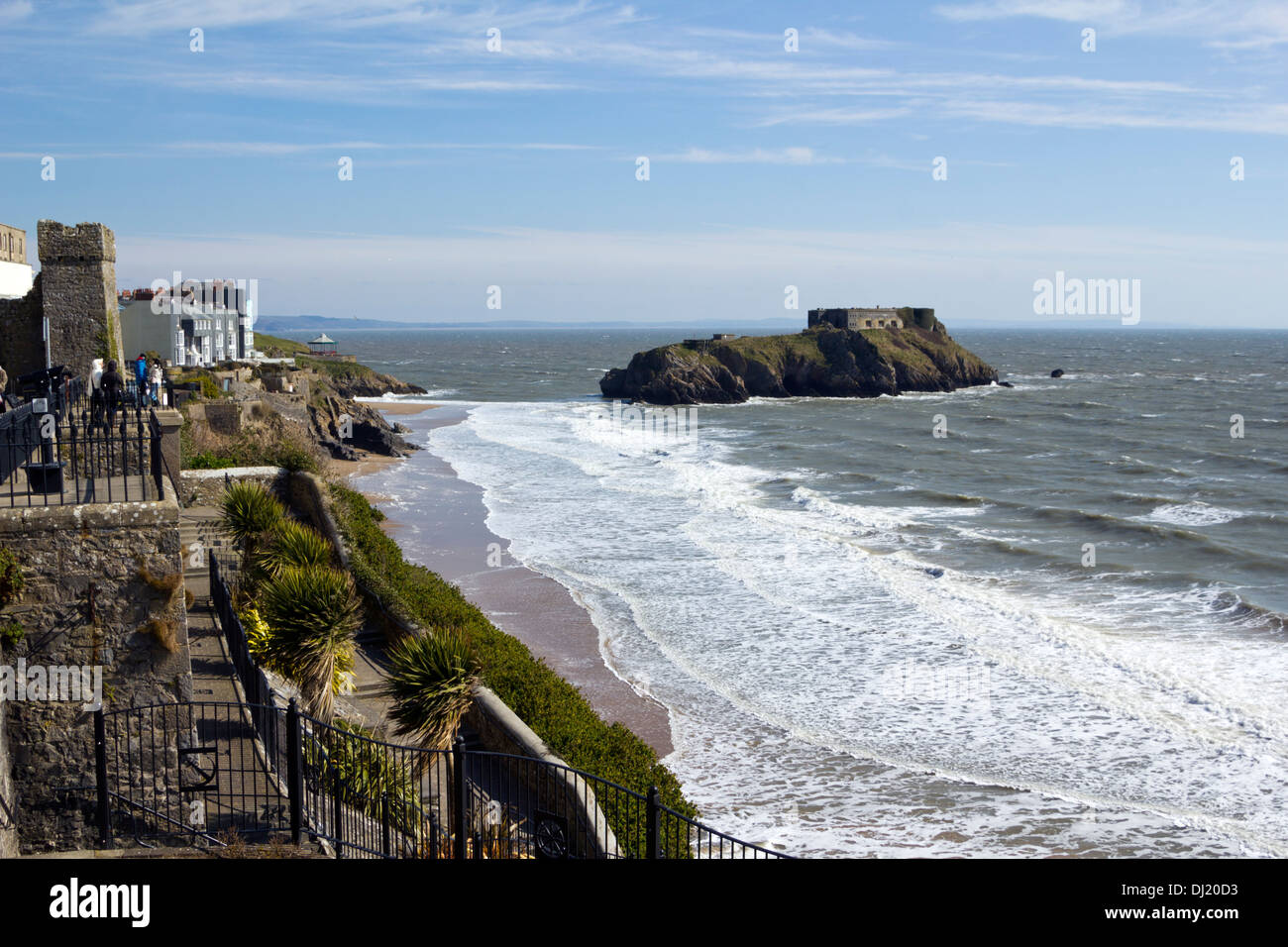 Maisons sur les falaises au-dessus de la plage du château, Tenby, Pembrokeshire, Pays de Galles, Royaume-Uni Banque D'Images