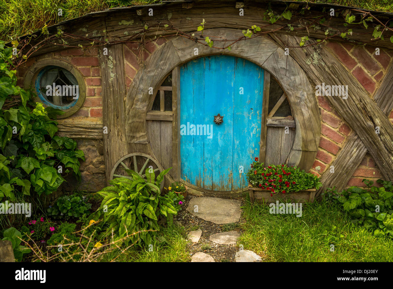 Trous de Hobbit dans Hobbiton, emplacement du Seigneur des Anneaux et Le Hobbit trilogie, Hinuera, Matamata, Nouvelle-Zélande Banque D'Images