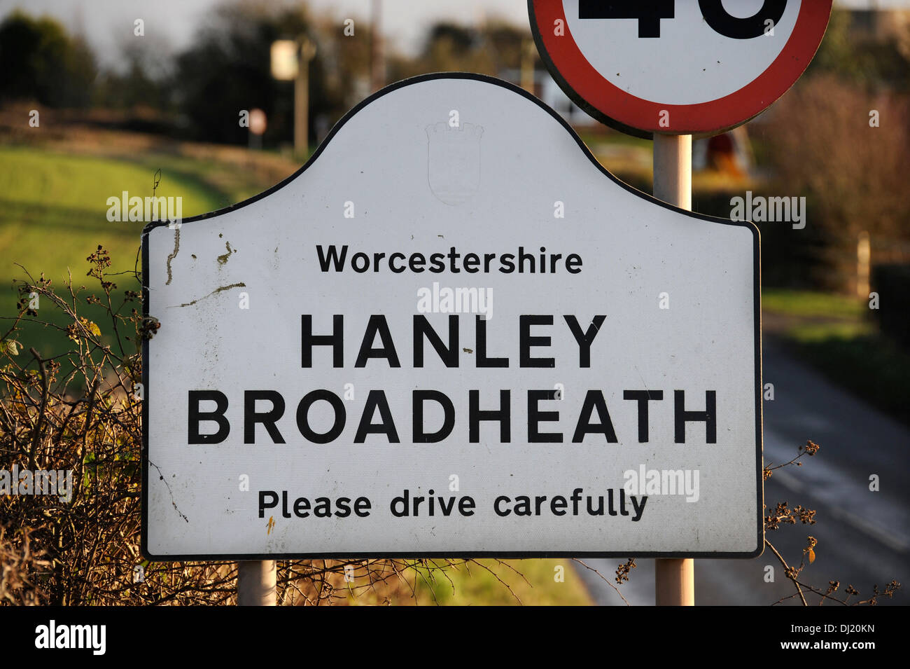 Veuillez conduire avec prudence un "signe" avec limite de vitesse de 60 km/h à l'approche d'un village rural Hanley à Broadheath Banque D'Images