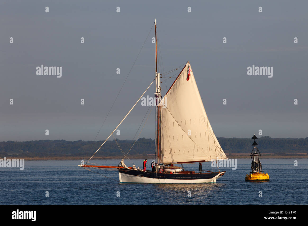 Le sloop Solent passant Bougeoir bouée point Solent Hampshire Angleterre Île de Wight Banque D'Images