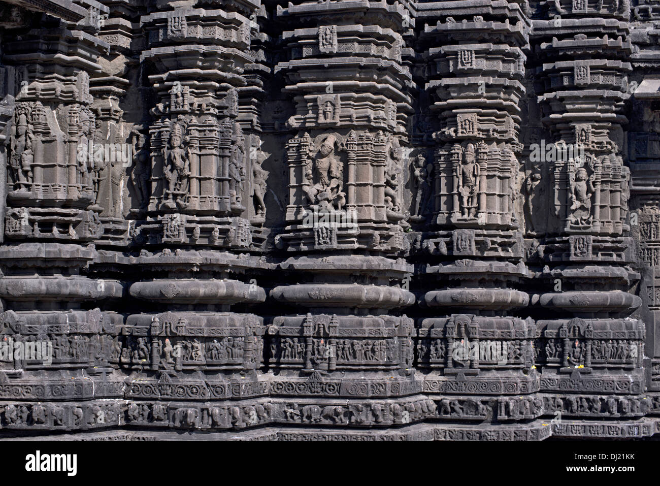 Shiv Mandir, Ambarnath, Maharashtra, Inde. Les images sculptées sur le mur ou mandovara Banque D'Images