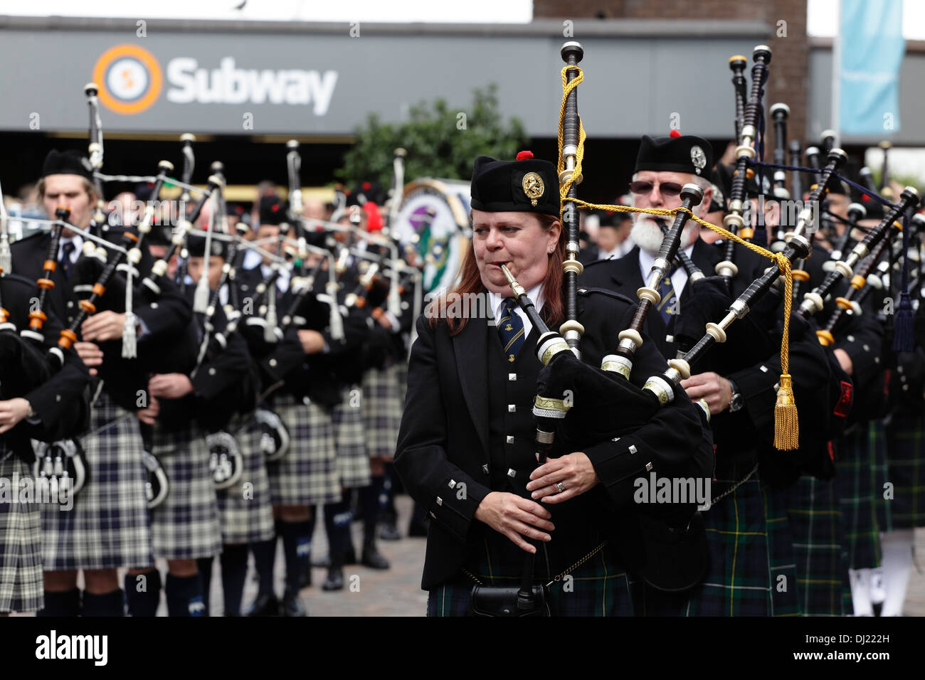 Le major de pipe Bethany Bisaillon dirige les fils d'Écosse Pipe Band d'Ottawa, Canada, sur la place St Enoch, Glasgow, Écosse, Royaume-Uni Banque D'Images