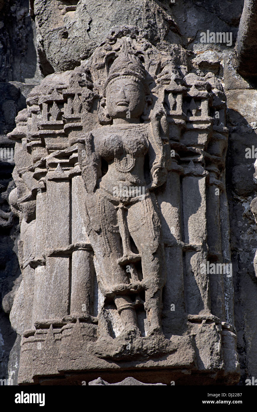Shiv Mandir, Ambarnath, Maharashtra, Inde. Figure féminine sur le mur ou mandovara Banque D'Images