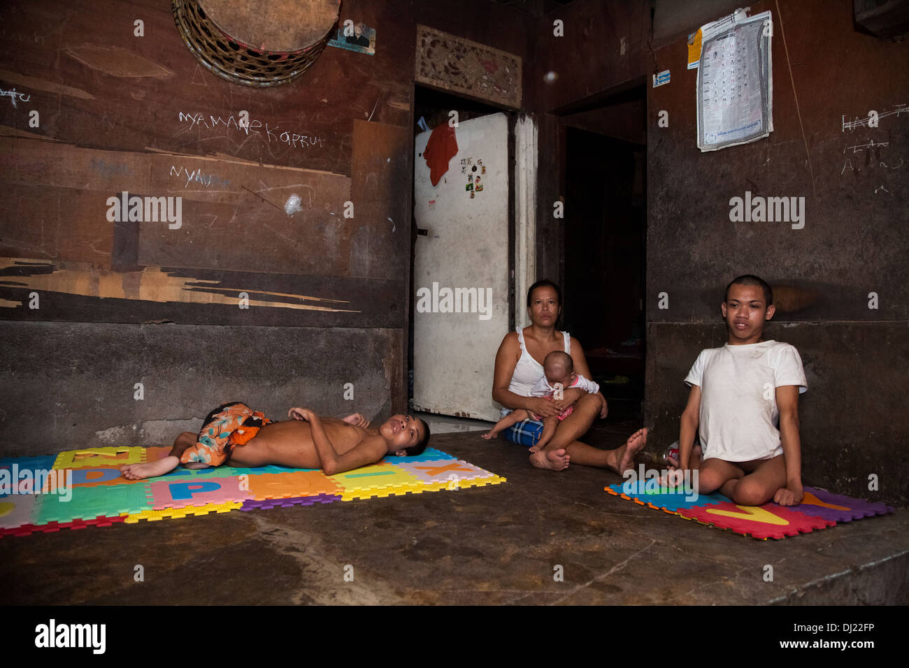 Famille pauvre estropié a contesté l'homme la lutte contre la pauvreté extrême de Bali Indonésie 29 standard ci-dessous pauvres conditions dures inhumains sale house Banque D'Images