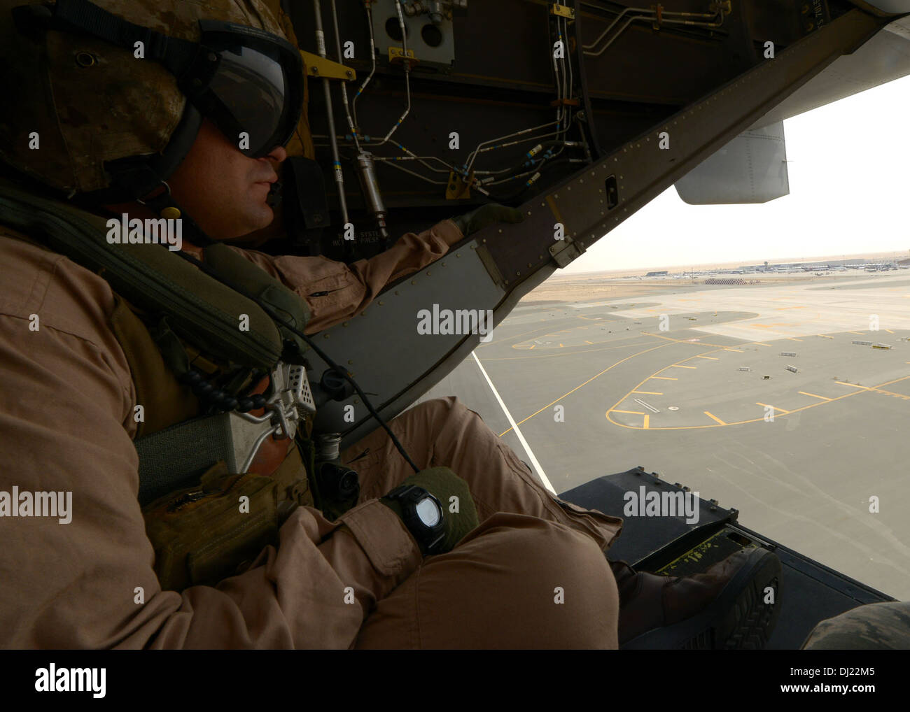 Le sergent du Corps des Marines des États-Unis. Morris Devon regarde vers le bas à l'autre avion à l'édition 2013 du salon aéronautique de Dubaï à l'aéroport Dubai World Central à Jebel Ali, Emirats Arabes Unis, le 16 novembre 2013. Le VMM - 166, 13e Marine Expeditionary Unit fait venir quatre MV-22 Ospreys, un A Banque D'Images