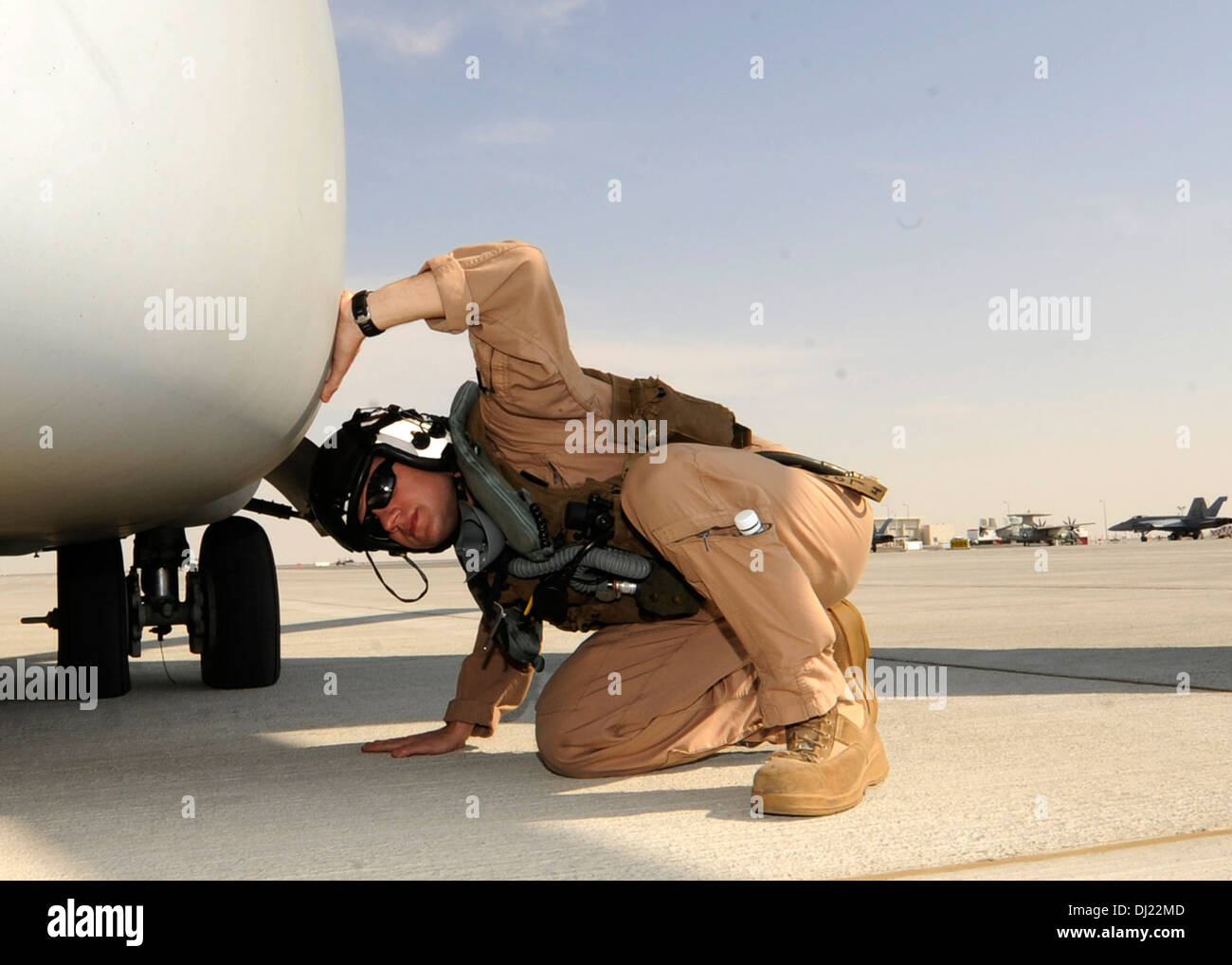 U.S. Marine Corps Le Capitaine Mike Murray effectue une vérification sur un contrôle extérieur MV-22 Osprey avant un vol de familiarisation au cours de la 2013 Salon aéronautique de Dubaï à l'aéroport Dubai World Central à Jebel Ali, Emirats Arabes Unis, le 16 novembre. Le VMM -166, 13ème Marin Banque D'Images