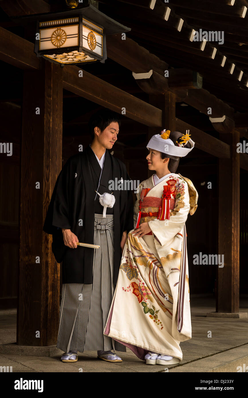 Jeunes mariés japonais en vêtements traditionnels, Meiji Meiji Jingū, shine (), Shibuya, Tokyo, Japon Banque D'Images