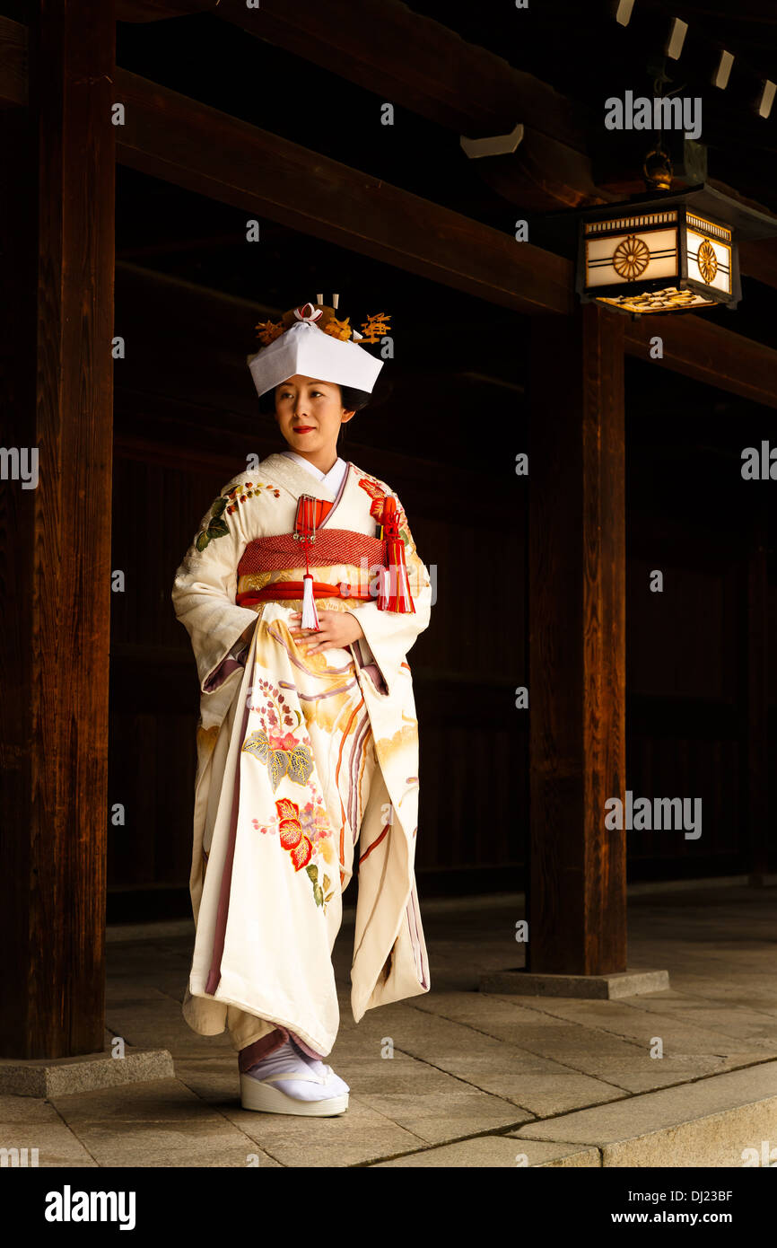 Mariée en vêtements traditionnels japonais, Meiji Meiji Jingū, shine (), Shibuya, Tokyo, Japon Banque D'Images