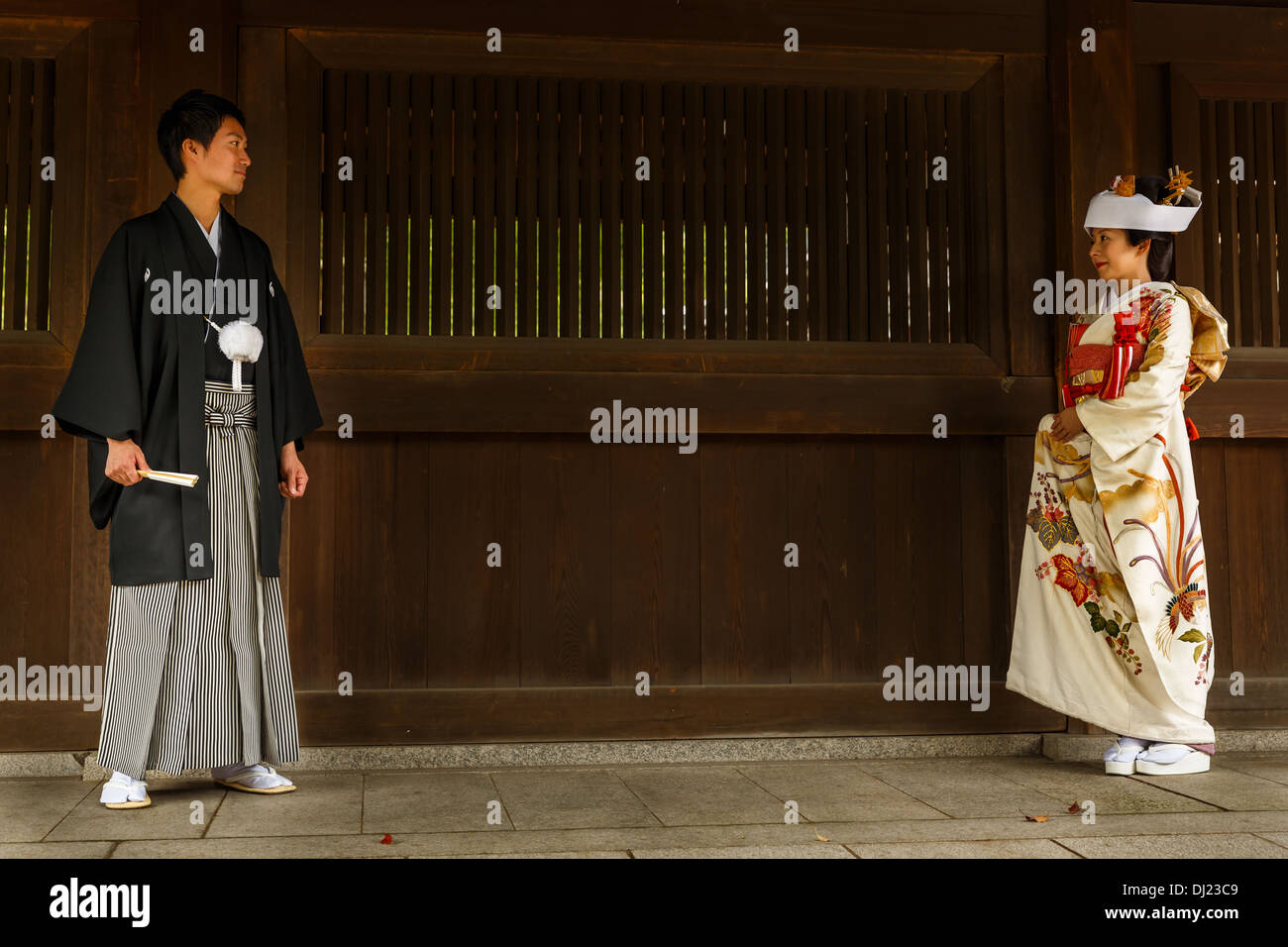 Jeunes mariés japonais en vêtements traditionnels, Meiji Meiji Jingū, shine (), Shibuya, Tokyo, Japon Banque D'Images