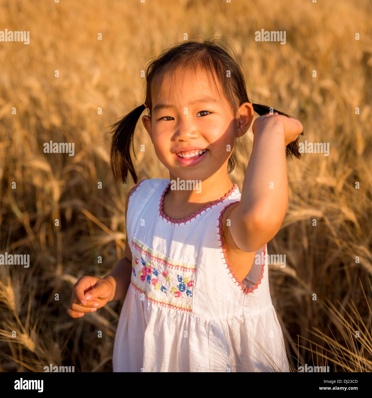 Happy Chinese girl à champ d'orge, de l'Italie Banque D'Images