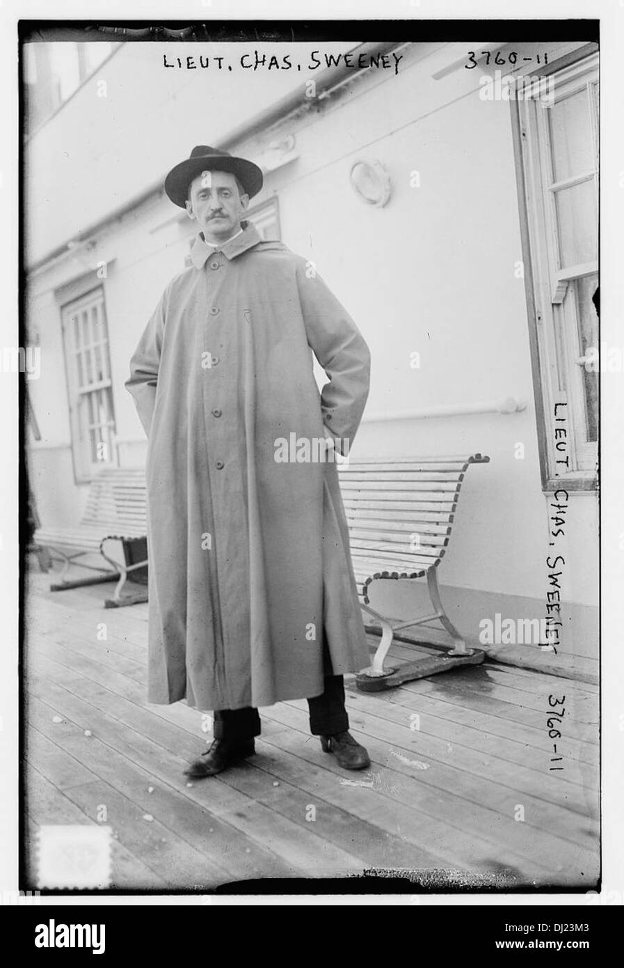 Cette photographie du Lt. Chas. Sweeney, membre de la Légion étrangère française, le représente debout avec une moustache, portant son uniforme et son chapeau, reflétant son rôle militaire pendant son service. Banque D'Images