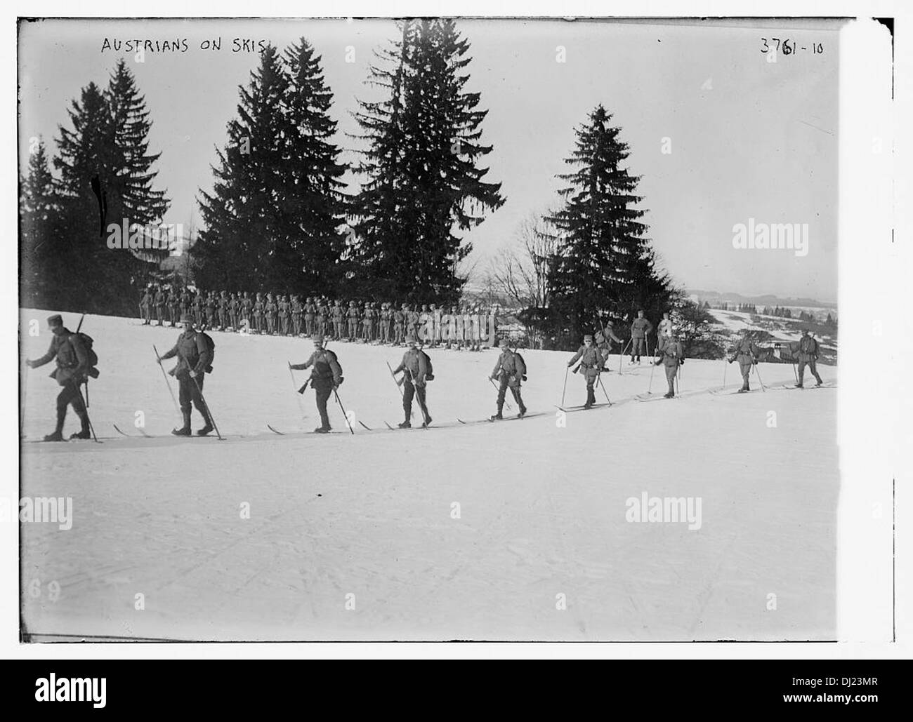Cette photographie historique montre des Autrichiens sur des skis, conservés à la Bibliothèque du Congrès. L'image reflète les sports d'hiver du début du XXe siècle et la popularisation du ski en Autriche. Banque D'Images