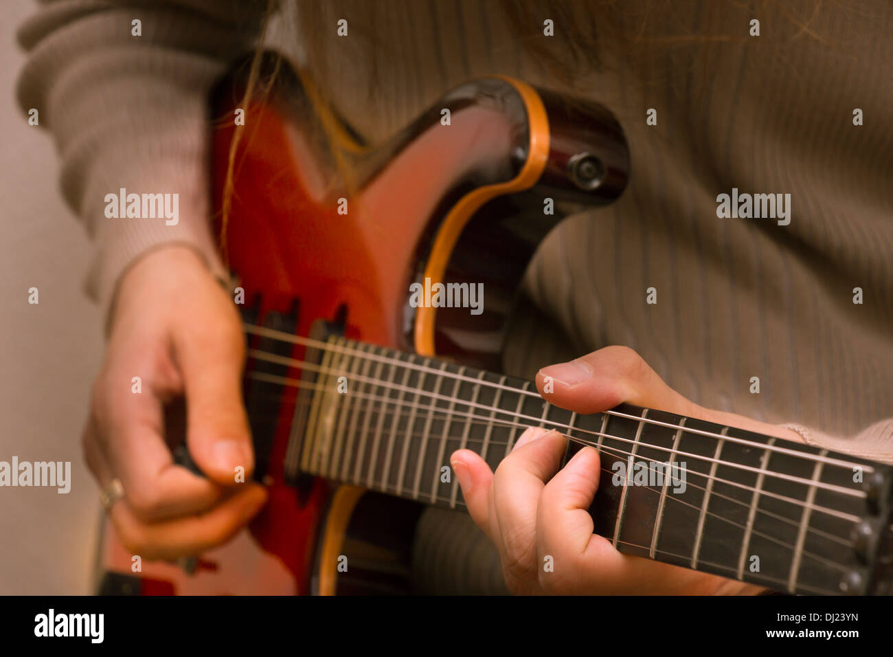 Musicien jouant une guitare électrique rouge Banque D'Images