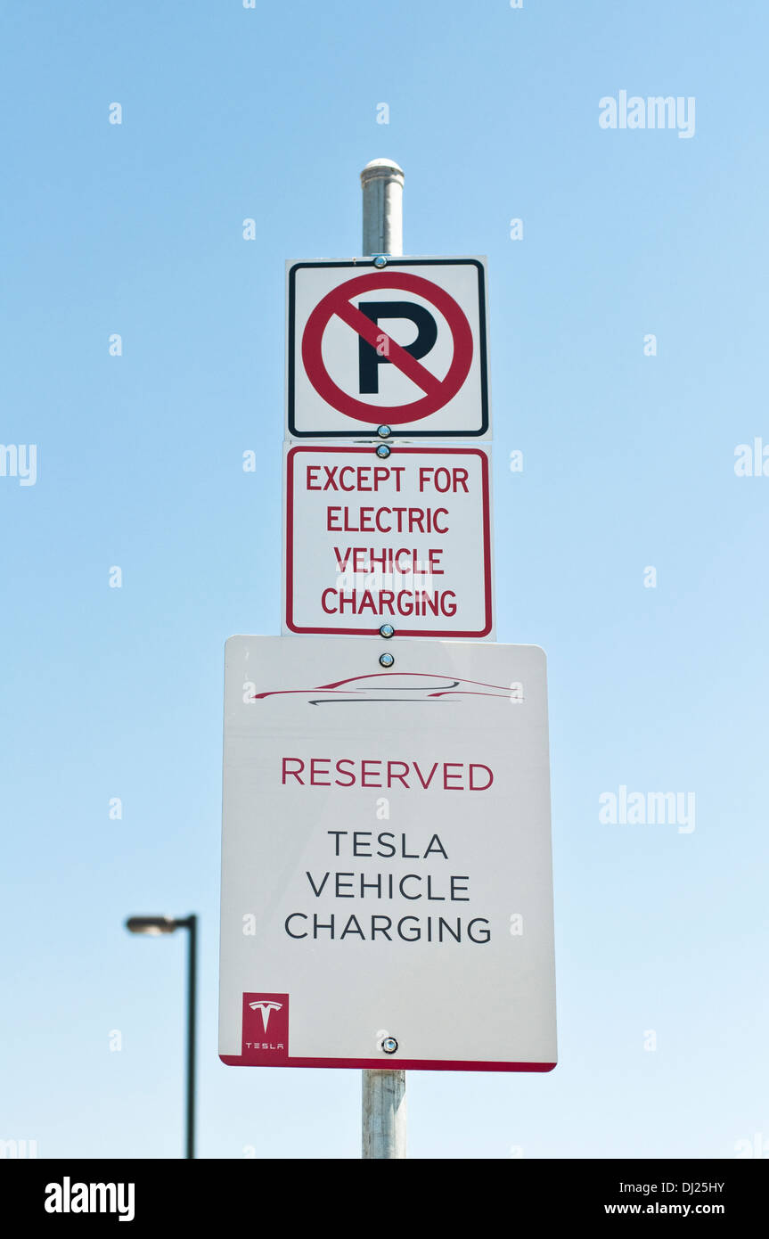 Le Tesla Motors Supercharger Gare à Milford, CT sur la I-95 N propose une tarification des véhicules électriques de Tesla. Banque D'Images Le Tesla Motors Supercharger Gare à Milford, CT sur la I-95 N propose une tarification des véhicules électriques de Tesla. Banque D'Images