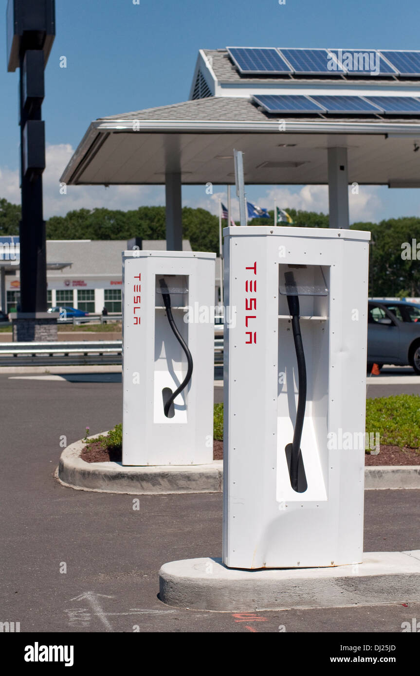 Le Tesla Motors Supercharger Gare à Milford, CT sur la I-95 N propose une tarification des véhicules électriques de Tesla. Banque D'Images