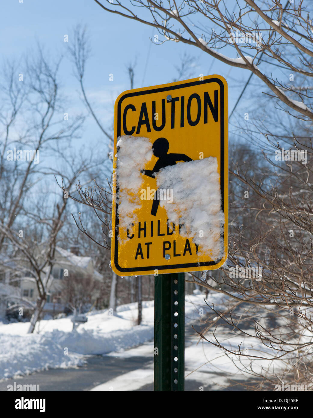 Un enfant à jouer signer couvertes de neige. Banque D'Images