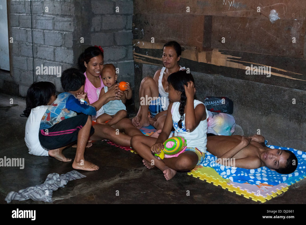 Famille pauvre estropié a contesté l'homme la lutte contre la pauvreté extrême de Bali Indonésie 29 standard ci-dessous pauvres conditions dures inhumains sale house Banque D'Images