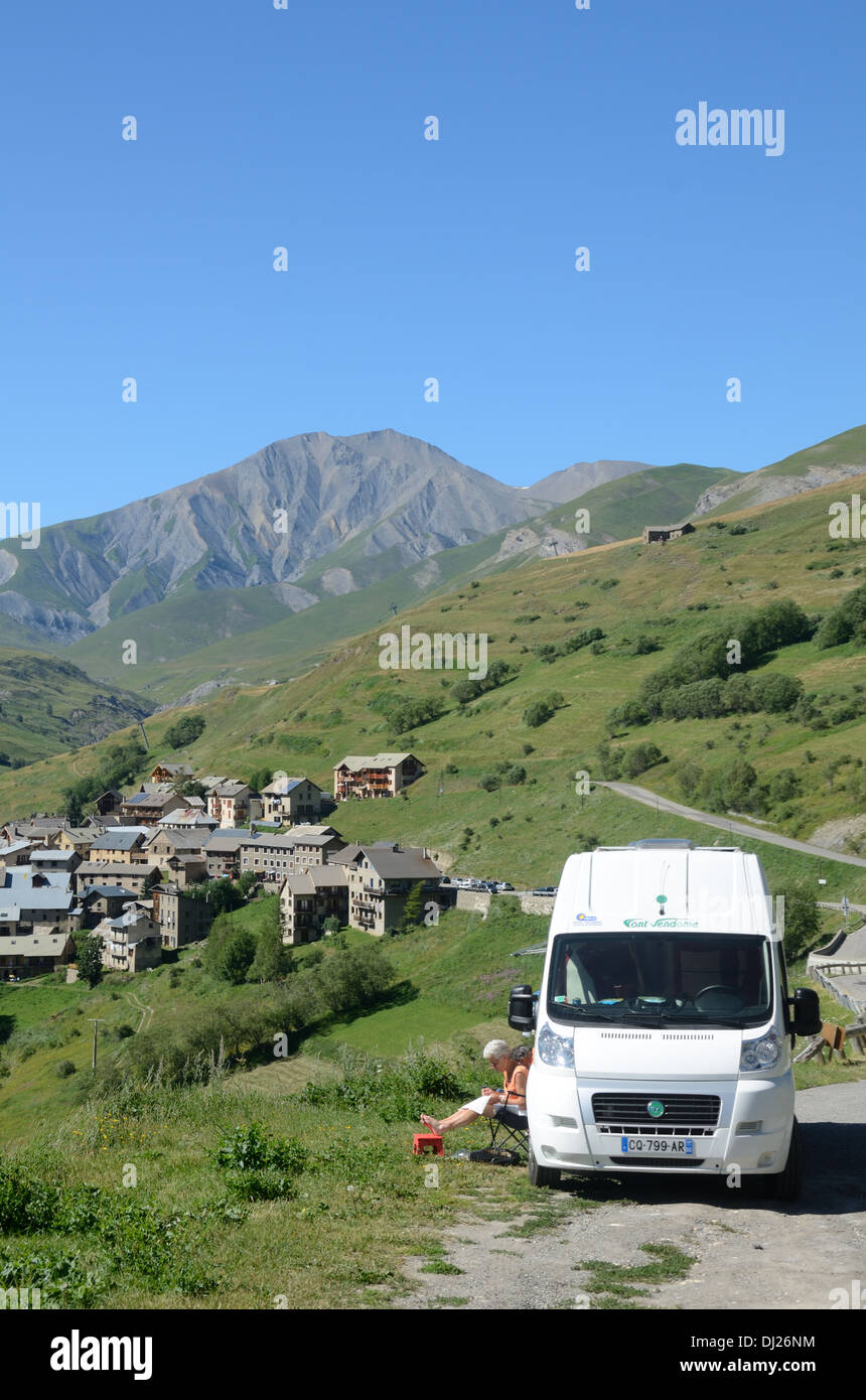 Camping Car, Camping-Car Van Or Motor Caravan & Tourist À La Chazelet La Grave En Face Du Parc National De La Meije & Ecrins Hautes-Alpes Alpes Alpes France Banque D'Images