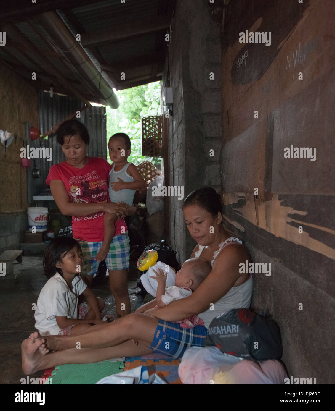Famille pauvre estropié a contesté l'homme la lutte contre la pauvreté extrême de Bali Indonésie 29 standard ci-dessous pauvres conditions dures inhumains sale house Banque D'Images
