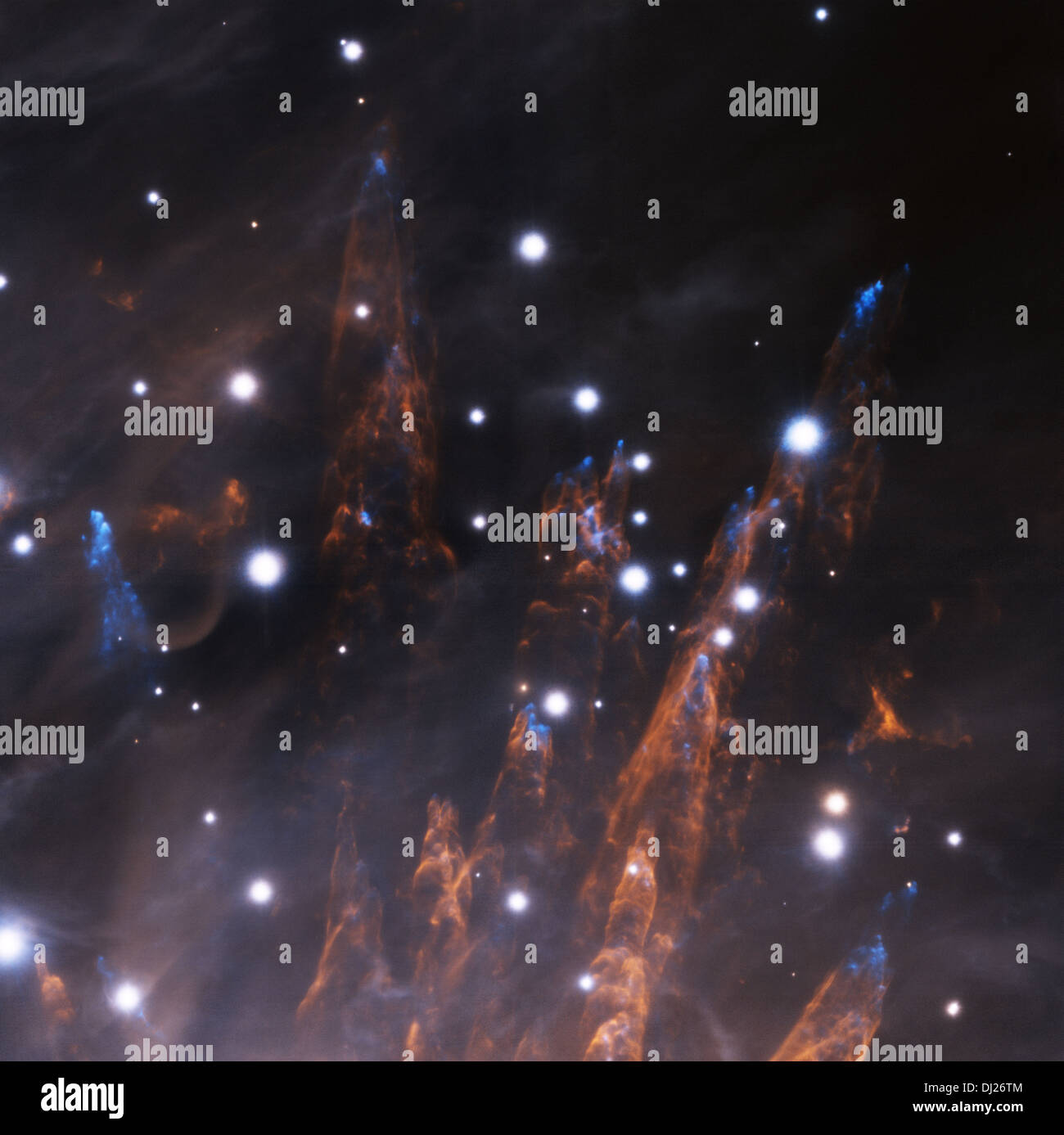 Projectiles cosmiques pierce la périphérie de la Nébuleuse d'Orion quelques 1500 années-lumière dans ce lointain infrarouge sharp close-up. Banque D'Images