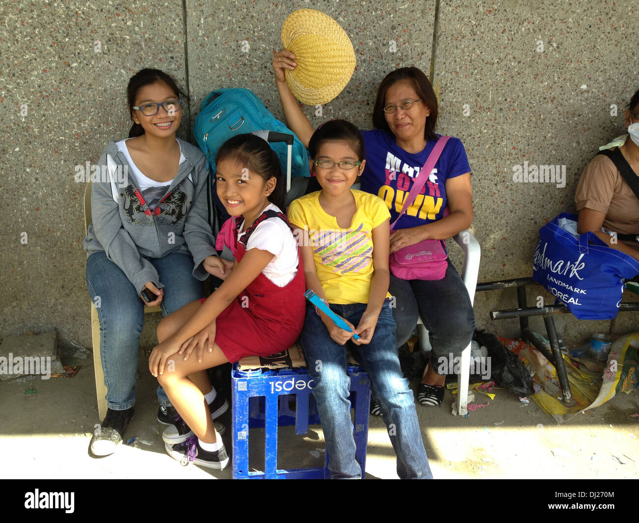 La famille d'un séjour positif Tacloban Banque D'Images