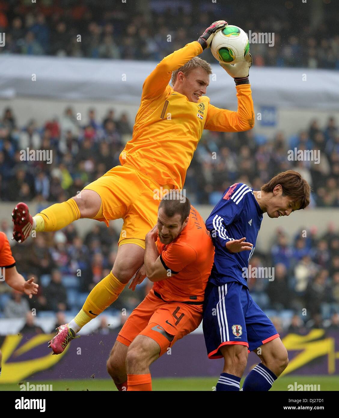 Genk, en Belgique. 16 Nov, 2013. Match amical International de Football Hollande face au Japon. Gauche et Jasper Ron Vlaar centre tant Hollande contre Yuya droit Japan Credit : Action Plus Sport/Alamy Live News Banque D'Images