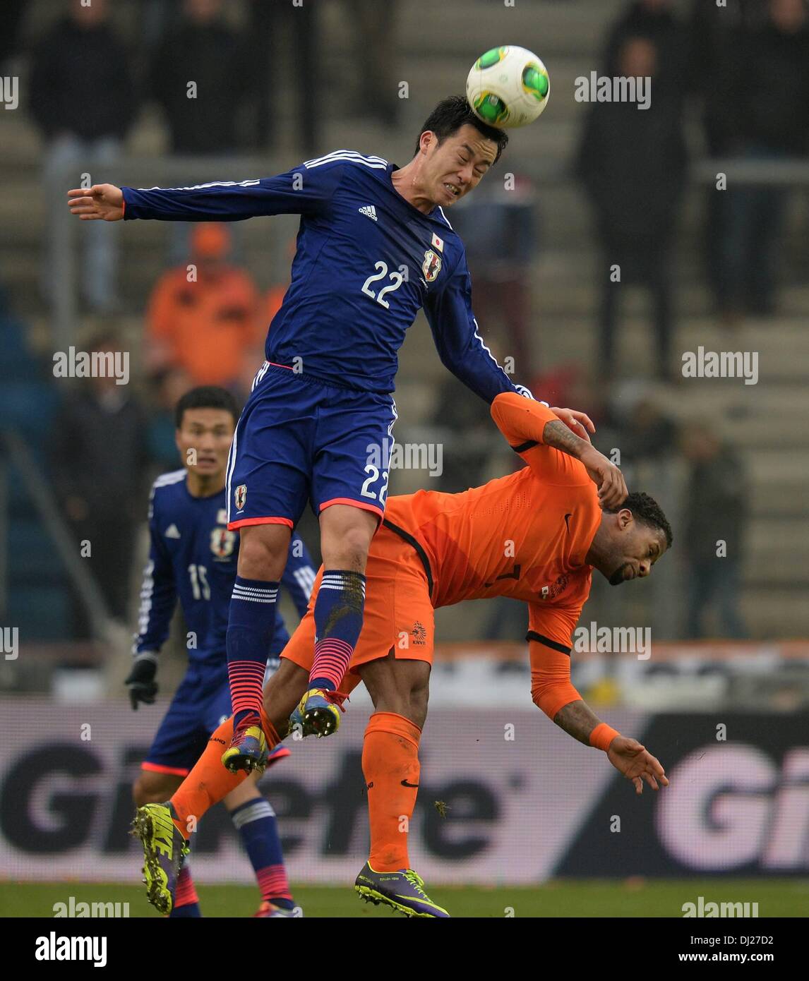 Genk, en Belgique. 16 Nov, 2013. Match amical International de Football Hollande face au Japon. Maya Yoshida quitte le Japon contre Jeremain Lens droit Holland Credit : Action Plus Sport/Alamy Live News Banque D'Images
