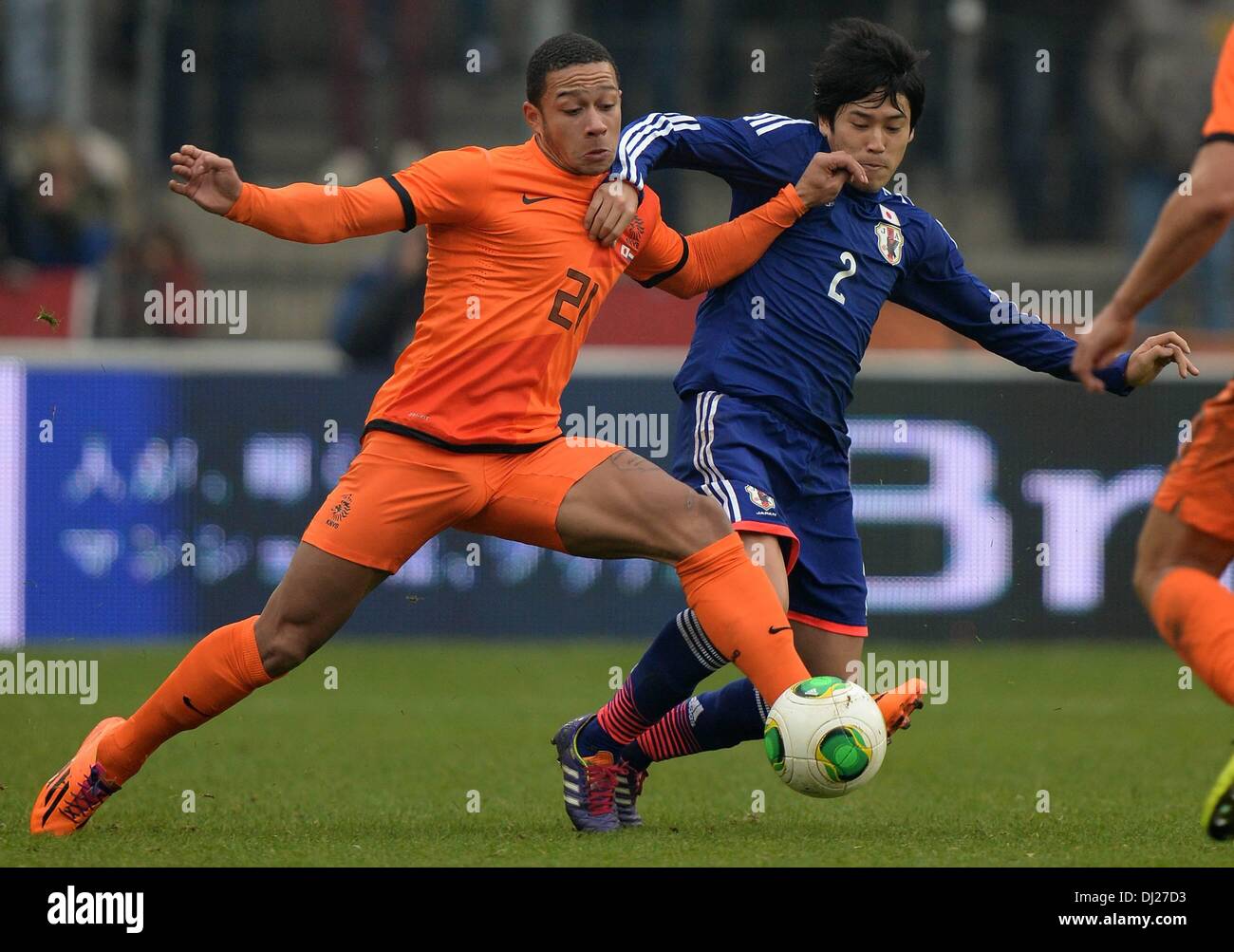 Genk, en Belgique. 16 Nov, 2013. Match amical International de Football Hollande face au Japon. Memphis Depay quitté la Hollande contre droit Atsuto Uchida Japon : Action Crédit Plus Sport/Alamy Live News Banque D'Images
