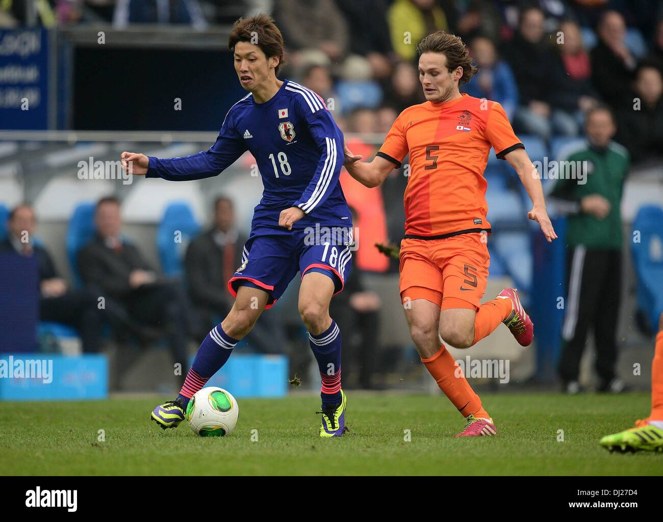 Genk, en Belgique. 16 Nov, 2013. Match amical International de Football Hollande face au Japon. Yuya quitta le Japon contre Daley Blind droit Holland Credit : Action Plus Sport/Alamy Live News Banque D'Images