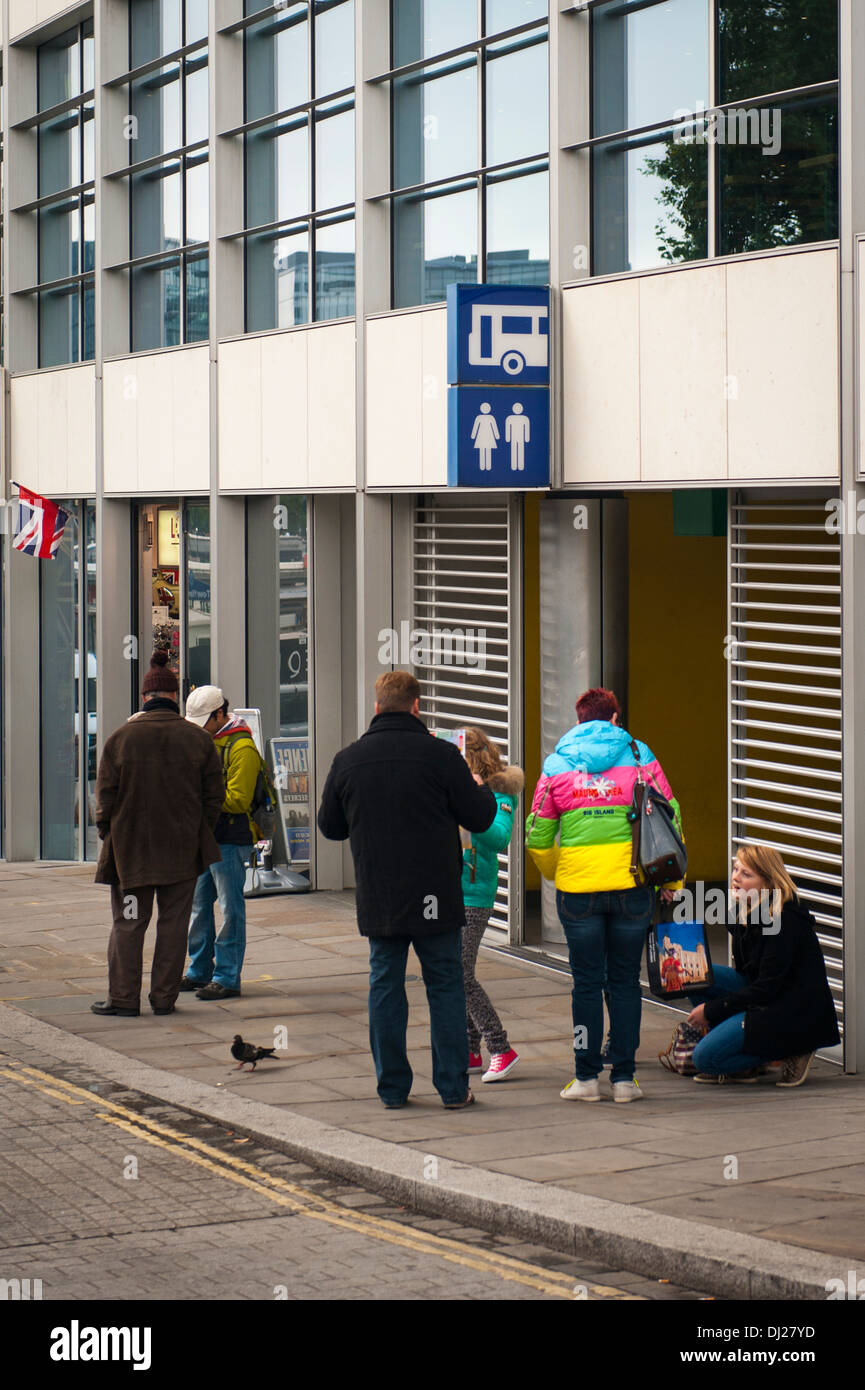 Uk go city tour de Londres d'attente de touristes hommes femmes girl en dehors de la commodité publique toilettes WC WC WC WC WC commodités loos scène de rue Banque D'Images