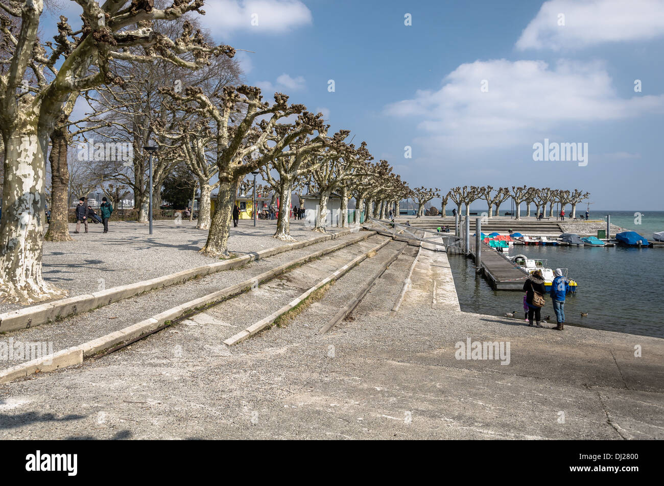 Konstanz, Allemagne : les gens sur le bord du lac. Banque D'Images